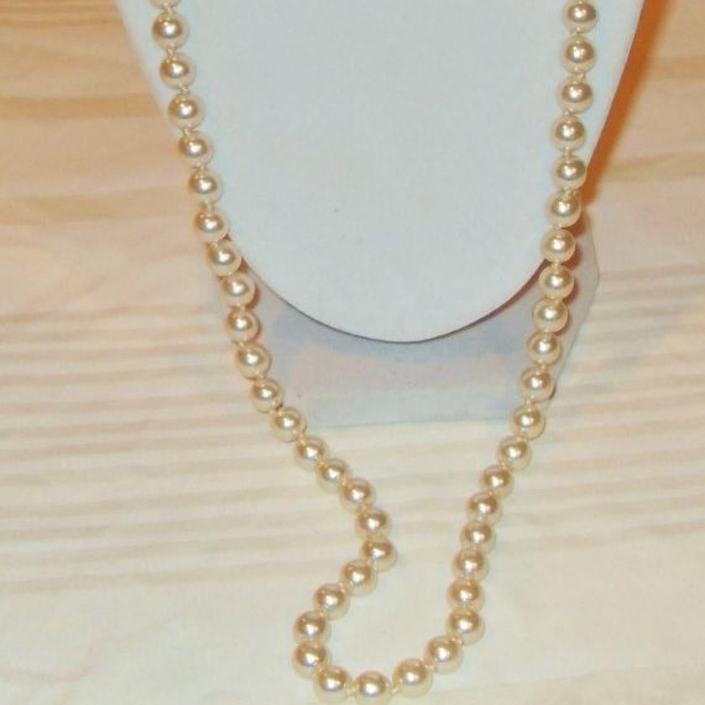 Classic Glass white pearl necklace gold barrel cla